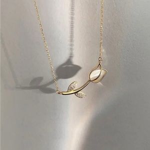 18k Gold  tulip diamond necklace